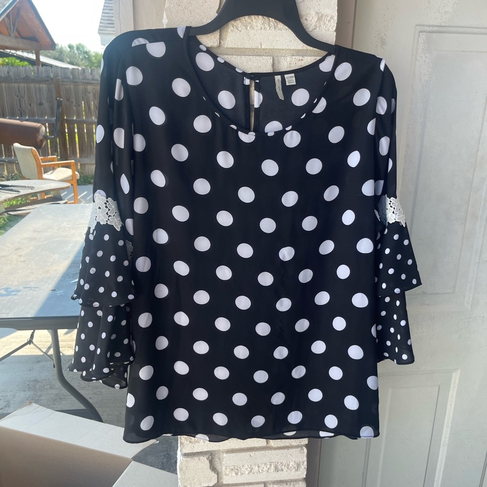 Black and white Polk a dot blouse